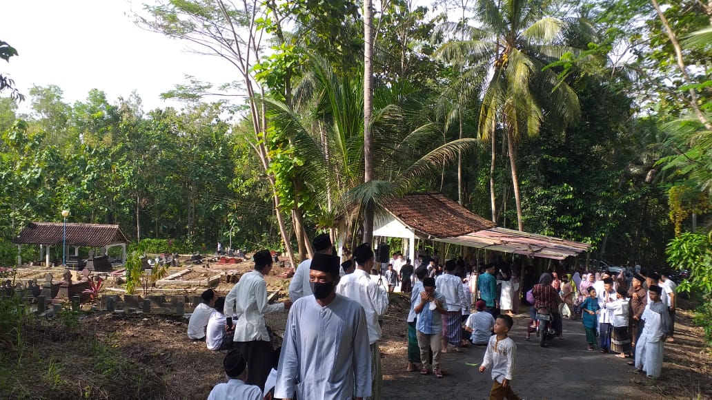 Tradisi Ziarah kubur Setelah Sholat Idul Fitri